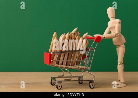 Mannequin en bois avec chariot miniature Banque D'Images