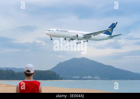 Phuket Thaïlande 25 11 2025 : avion de la compagnie aérienne Air Astana du Kazakhstan, un Boeing 767-300 er avion, la mer pour atterrir sur l'île de Phuket en Thaïlande. Activé Banque D'Images
