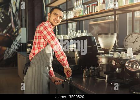 Barman faisant du café dans une machine à café professionnelle Banque D'Images