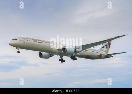 Abu Dhabi eau 26 11 2025 : le Boeing 787 d'Etihad Airways vole dans le ciel. L'avion se prépare à atterrir à l'aéroport international d'Abu Dhabi Banque D'Images