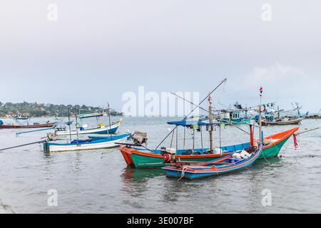 Bateaux de pêche traditionnels ancrés près de la côte tropicale en Thaïlande Banque D'Images