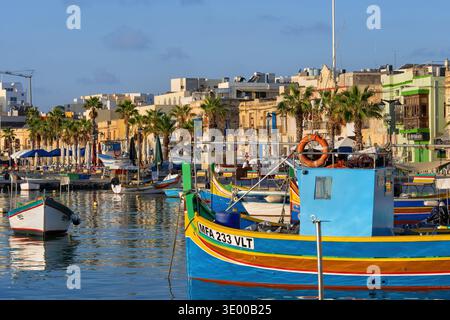 Bateau de pêche et maisons dans le village de Marsaxlokk à Malte. Banque D'Images
