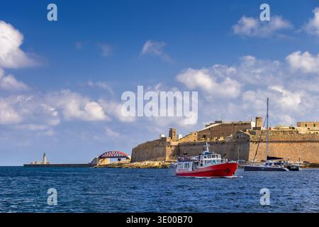 Fort Saint Elmo dans la ville de la Valette et Captain Morgan Cruise Boat entre dans le port de Marsamxett à Malte. Banque D'Images
