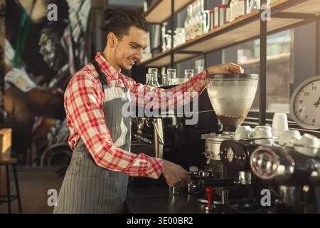 Barman faisant du café dans une machine à café professionnelle Banque D'Images