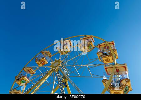 Grande roue contre un ciel bleu clair Banque D'Images