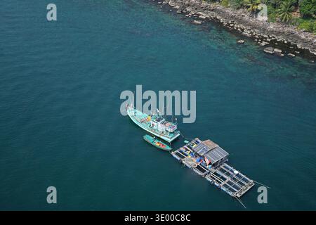 Vue aérienne du bateau de pêche coloré et péniche ancrée près du village de pêcheurs côtier sur l'île de Phu Quoc, Vietnam. vue de dessus , espace de copie Banque D'Images