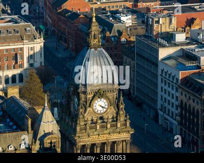 Vue aérienne par drone près de la tour de l'horloge de l'hôtel de ville de Leeds et du dôme montrant l'architecture victorienne en pierre au-dessus des rues du centre-ville de Leeds et des bâtiments à l'intérieur Banque D'Images