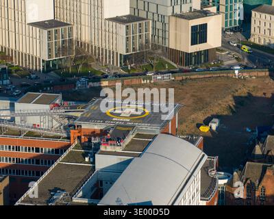 Vue aérienne par drone de l'héliport de l'hôpital de Leeds General Infirmary et des bâtiments médicaux dans le centre-ville de Leeds West Yorkshire Angleterre montrant les soins de santé INF Banque D'Images