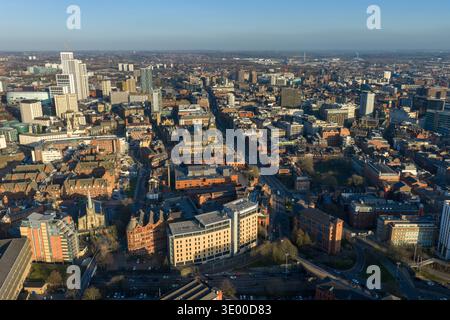 Large panorama de drone du centre-ville de Leeds dans le West Yorkshire Angleterre montrant des bâtiments historiques bureaux modernes routes occupées et banlieues lointaines sous cl Banque D'Images