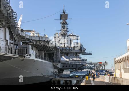San Diego, États-Unis - 11 novembre 2010. Scène extérieure montrant des avions historiques stationnés sur le porte-avions USS Midway dans le port de San Diego. Banque D'Images