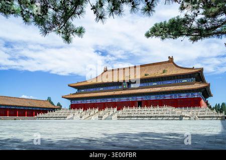 Les visiteurs explorent le temple ancestral impérial de Pékin, célèbre pour son architecture étonnante et sa riche histoire. Banque D'Images