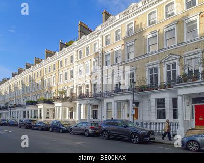 Maisons de terrasse victoriennes bordant Une rue résidentielle londonienne. Londres, Royaume-Uni, 22 avril 2024 Banque D'Images