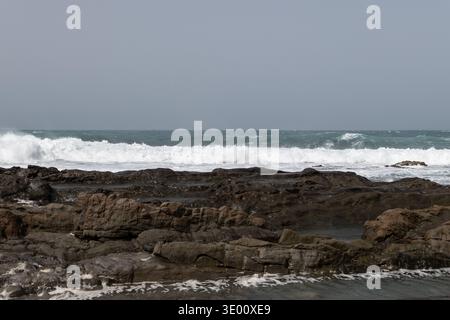 Des piscines naturelles se sont formées parmi les roches volcaniques le long de la côte d'Aguas Verdes dans les îles Canaries de Fuerteventura avec des vagues de l'Atlantique et des rivages accidentés spectaculaires Banque D'Images