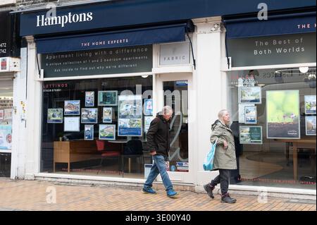 Maidenhead, Berkshire, Royaume-Uni. 9 mars 2026. Un agent immobilier dans la ville de Maidenhead, Berkshire. « Selon Rightmove, les prix de l'immobilier au Royaume-Uni sont restés stables en février par rapport à il y a un an, marquant le début d'année le plus solide depuis 2020. Le portail immobilier a rapporté que les bénéfices moyens ont augmenté de 4,7 % d'une année sur l'autre, dépassant la croissance cumulative des prix immobiliers de 1,5 % au cours des trois dernières années. Crédit : Maureen McLean/Alamy Live News Banque D'Images
