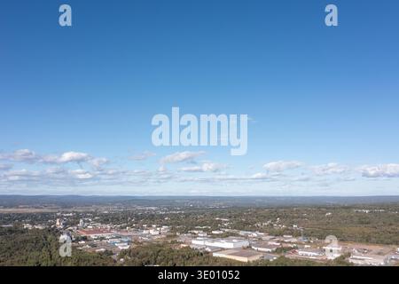 Large vue aérienne par drone à travers Truro Nouvelle-Écosse Canada montrant les bâtiments industriels et le paysage forestier environnant sous le ciel bleu pendant l'autum précoce Banque D'Images
