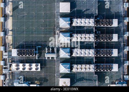 Vue aérienne d'un grand bâtiment de centre de données sur le toit présentant de vastes systèmes de cvc et des unités de ventilation gérant la température, Varsovie, VOI Masovian Banque D'Images