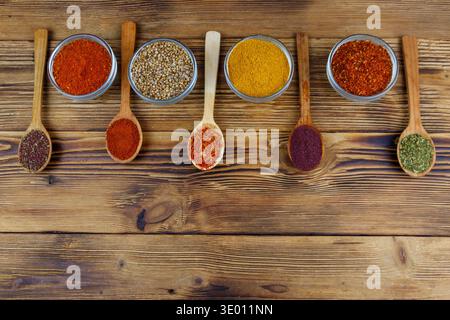 Ensemble de différentes épices aromatiques sur la table en bois. Vue de dessus, espace de copie Banque D'Images