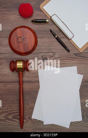 Marteau, bagues et documents juridiques pour le droit du mariage Banque D'Images