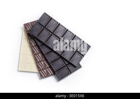 Assortiment de morceaux de chocolat blanc, au lait et noir sur fond blanc Banque D'Images