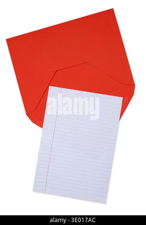 Enveloppe rouge présentant du papier à lettres vierge ligné. Vue de dessus, isolé sur un fond blanc. Banque D'Images