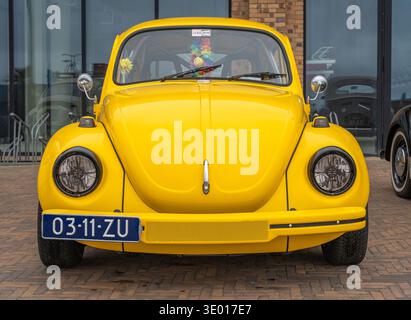 Scheveningen, pays-Bas, 25.05.2025, Yellow Volkswagen Beetle, officieusement VW Bug, voiture rétro emblématique au salon des voitures classiques Aircooler Banque D'Images