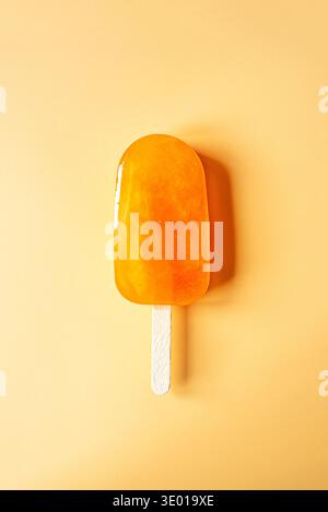 Crème glacée couchée sur un fond orange. Banque D'Images
