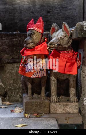 Kitsune statues de renard fushimi inari taisha sanctuaire kyoto Banque D'Images