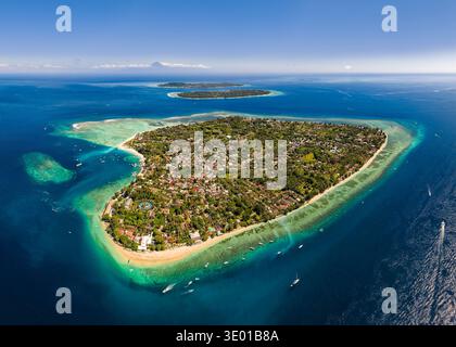 Prise de vue aérienne à couper le souffle d'une île tropicale entourée d'eau bleue claire et de récifs Banque D'Images