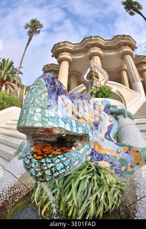 Gros plan grand angle de la célèbre fontaine de salamandre en mosaïque colorée trencadís à l'entrée du parc Güell, Barcelone, Espagne. Banque D'Images