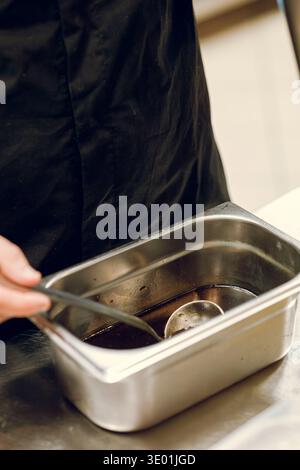 Le processus de cuisson des ramen dans une cuisine de restaurant Banque D'Images