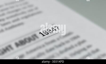Gros plan du texte « 1984 » imprimé sur la page, vue de dessus Banque D'Images