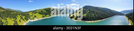 Prise de vue panoramique par drone du lac Speicher Durlaßboden entouré de montagnes verdoyantes et de forêts à Königsleiten Tirol Autriche. Cette vue aérienne met en valeur t Banque D'Images