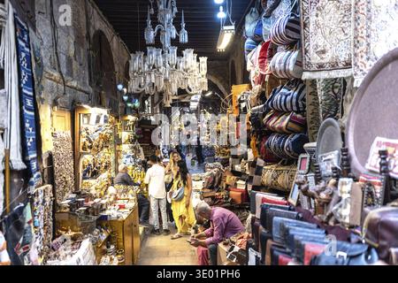 Le Caire, Égypte. 21 avril 2025. Touristes étrangers magasinant des cadeaux et des souvenirs dans le populaire Khan el Khalili Bazar, une partie du quartier islamique de Banque D'Images