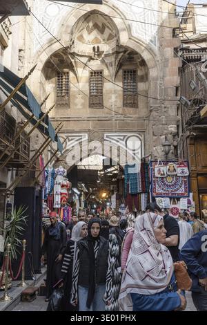 Le Caire, Égypte. 21 avril 2025. Les touristes magasinent pour des cadeaux et des souvenirs dans le populaire bazar Khan el Khalili, qui fait partie du quartier islamique de l'EGY Banque D'Images