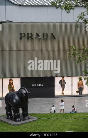 Bangkok, Thaïlande. 19 mars 2025. Logo de mode Prada sur le magasin phare près du centre commercial Central Embassy Mall, un magasin à la mode Banque D'Images