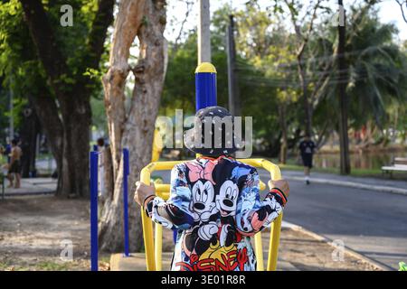 Bangkok, Thaïlande. 4 mars 2025. Une dame âgée utilise les machines d'exercice de gymnastique en plein air publiques dans Lumphini Park, Bangkok Banque D'Images