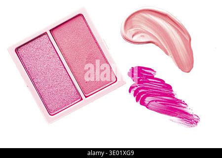 Poudre d'ombre à paupières ou palette de maquillage de fard à joues comme couche plate, frottis cosmétique rose, fard à paupières et brillant à lèvres isolé sur fond blanc, cosmétiques flatlay cl Banque D'Images