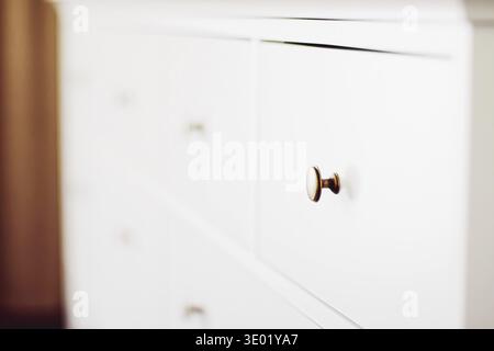 Commode blanche dans la chambre, mobilier et concept de décoration à la maison Banque D'Images