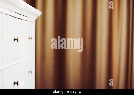 Commode blanche dans la chambre, mobilier et concept de décoration à la maison Banque D'Images