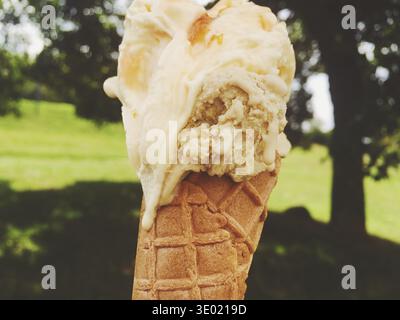Gelato, délicieux et des produits laitiers biologiques concept - Recette de crème glacée fondre l'extérieur en été, des aliments doux de dessert en vacances Banque D'Images