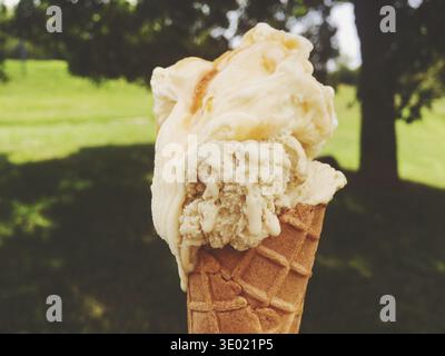 Gelato, délicieux et des produits laitiers biologiques concept - Recette de crème glacée fondre l'extérieur en été, des aliments doux de dessert en vacances Banque D'Images