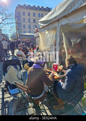 Soup Kitchen au Viktualienmarkt Munich – Stal de soupe traditionnel servant des classiques bavarois frais, stand de marché populaire proposant des soupes copieuses, de saison Banque D'Images
