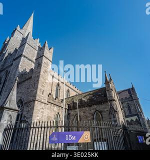 Architecture en pierre et flèche de la cathédrale Saint-Patrick à Dublin, Irlande. Église gothique historique sous un ciel bleu. Banque D'Images