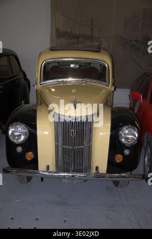 Vue frontale d'un classique bicolore crème et noir Ford Prefect E04A des années 1940, exposé au musée de l'automobile de Belgrade. Banque D'Images