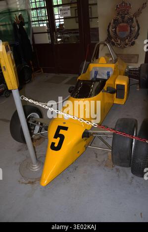 Vue de face d'une voiture de course monoplace jaune vintage, numéro 5, avec un nez aérodynamique pointu au musée de l'automobile de Belgrade. Banque D'Images