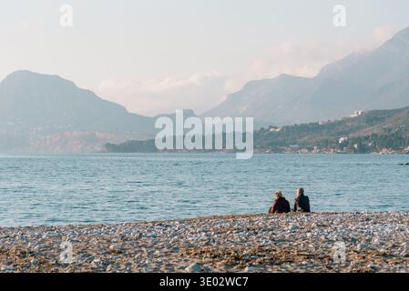 Couple homme et femme à la date sur les rives de la mer Adriatique au Monténégro, famille de détente sur la plage Banque D'Images