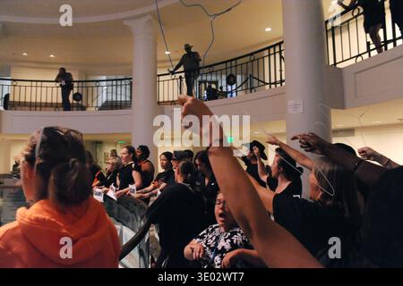 Les manifestants Pro-Choice tiennent des cintres tandis qu'un soldat du département de la sécurité publique du Texas regarde d'en haut devant l'extension du Capitole de l'État du Texas Banque D'Images