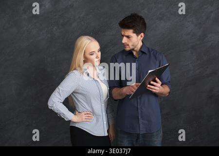 Couple de jeunes collègues travaillant avec des documents Banque D'Images