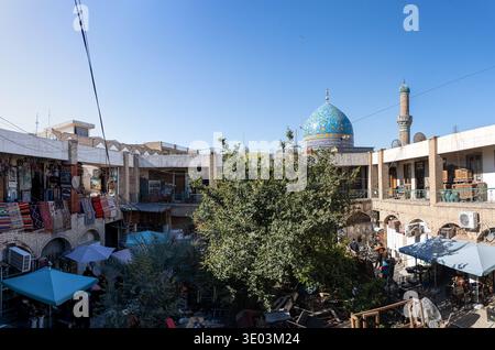 Les magasins d'antiquités du Souq al-Mdallal, ou marché al-Mdallal, dans le centre de Bagdad, exposent des trésors de qualité muséale, Bagdad, Irak Banque D'Images