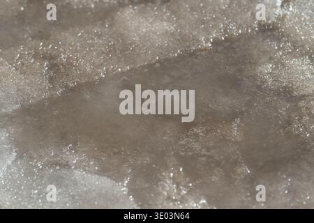 Le dégel printanier fait fondre l'eau gelée. L'eau gelée se transforme lentement en cours d'eau. La glace se dissout graduellement au fur et à mesure que le printemps coule sur les eaux décongelées Banque D'Images